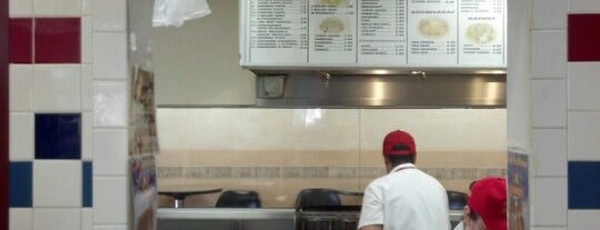 Roberto's Taco Shop is one of Locais curtidos por Ryan.