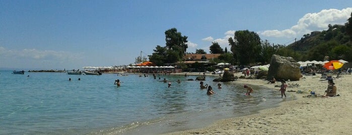 Ακρόγιαλο Beach & Bar is one of Cenker'in Beğendiği Mekanlar.