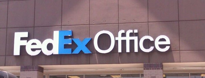 FedEx Office Print & Ship Center is one of Lugares favoritos de Stephanie.