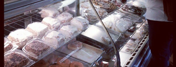 Kalona Bakery is one of Lugares favoritos de Matt.