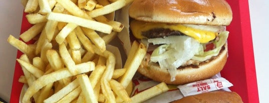 In-N-Out Burger is one of Tempat yang Disukai Yesenia.