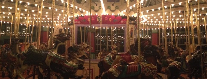 The Grand Carousel is one of Locais curtidos por Tammy.