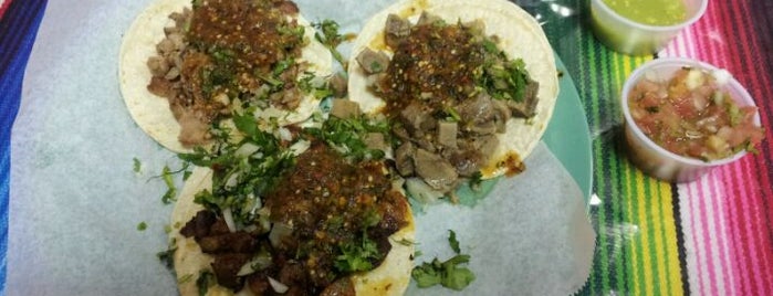 Taqueria Los Gallos is one of Andrewさんのお気に入りスポット.