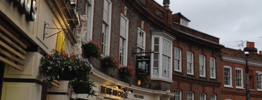 The King and Castle (Wetherspoon) is one of Lugares favoritos de Adrian.