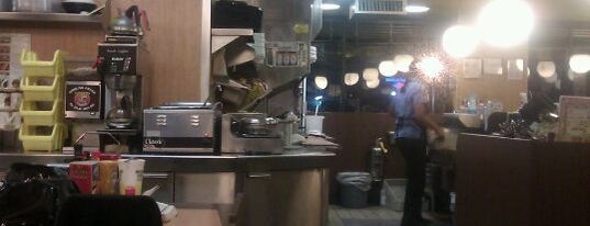 Waffle House is one of Tempat yang Disukai Chester.