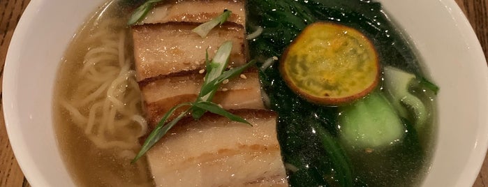 Roots Asian Kitchen is one of Lieux sauvegardés par Lizzie.