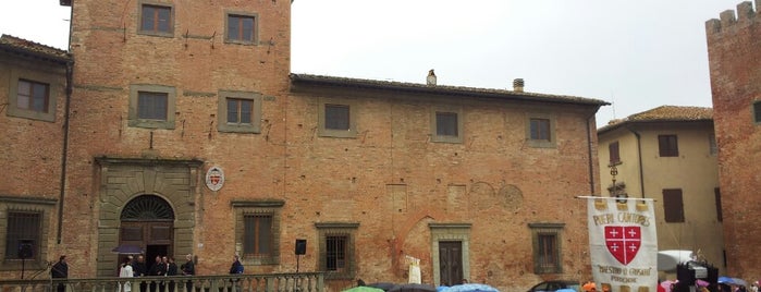 Piazza montanelli is one of Posti che sono piaciuti a Troy.