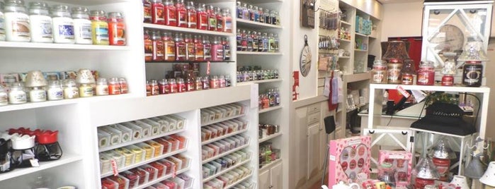 RedCotton - Vintage Decor and Scents is one of A visitar.