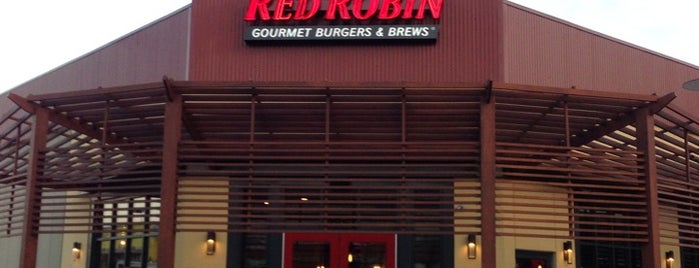 Red Robin Gourmet Burgers and Brews is one of Posti che sono piaciuti a wendy.