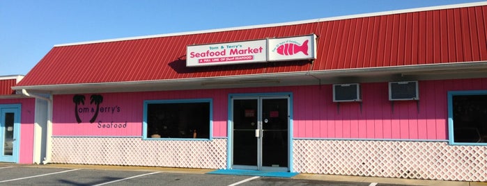 Tom & Terry's Seafood Market is one of สถานที่ที่ Mark ถูกใจ.