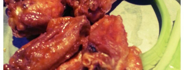 Pluckers Wing Bar is one of Locais curtidos por Chris.