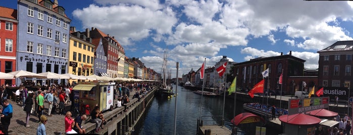 Nyhavn is one of Lugares favoritos de Andrew.