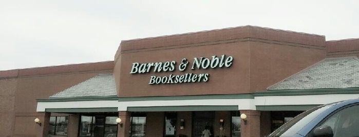 Barnes & Noble is one of Tempat yang Disukai Jackie.