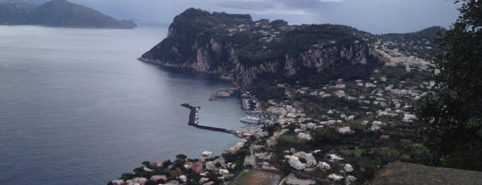 Isola di Capri is one of Tempat yang Disukai Mariela.