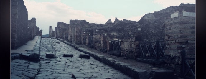 Pompei is one of Orte, die Mariela gefallen.