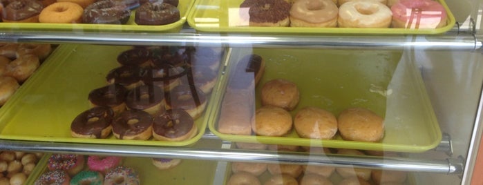 Billy's Donuts is one of Lugares favoritos de Clifton.