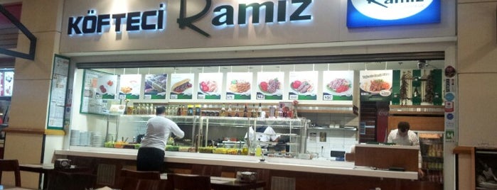 Köfteci Ramiz is one of Locais curtidos por Onur.