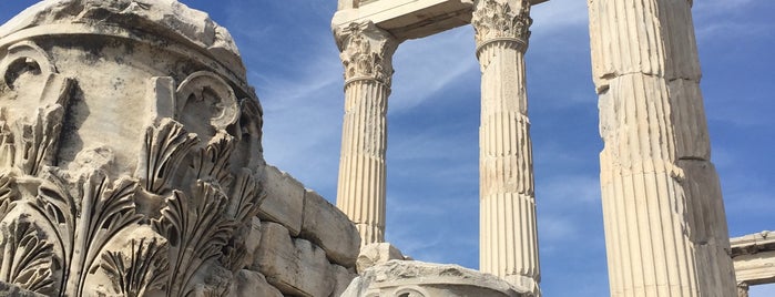 Acropolis Pergamon is one of TÜRKİYE’NİN HARİKALARI.