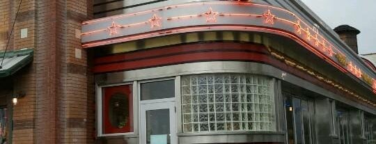 Portillo's Hot Dogs is one of Lugares favoritos de L.D.