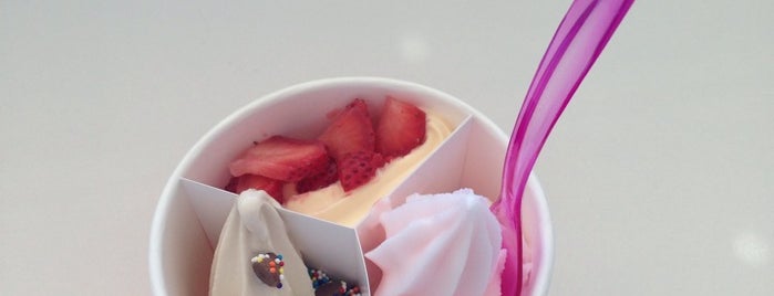 Toppings Frozen Yogurt is one of Tempat yang Disimpan Glenda.