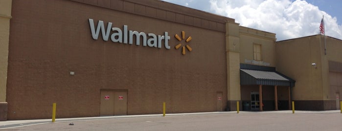 Walmart Supercenter is one of สถานที่ที่ Vallyri ถูกใจ.