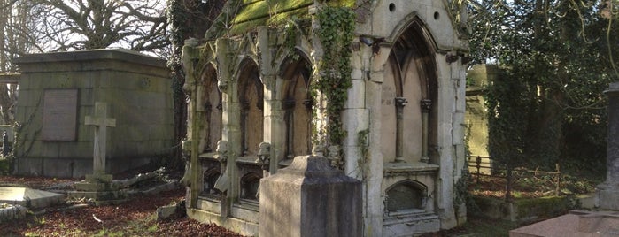 Kensal Green Cemetery is one of London.