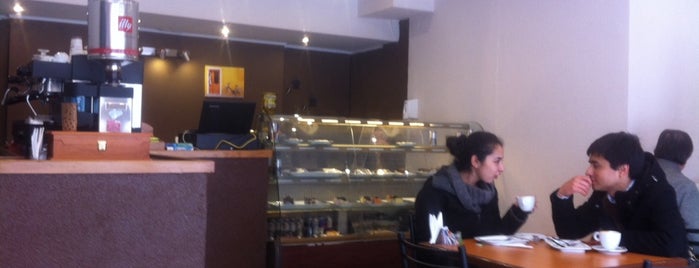 Bulnes Coffee Shop is one of สถานที่ที่ Nikolas ถูกใจ.