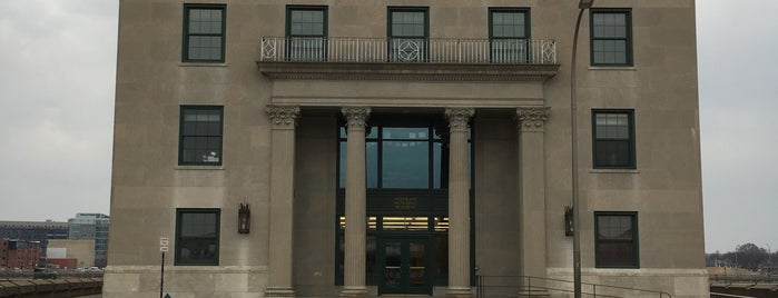 Veterans Memorial Building is one of สถานที่ที่ Andy ถูกใจ.