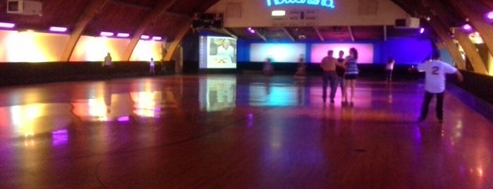 The Rollarena Skating Center is one of Locais curtidos por Jenn.