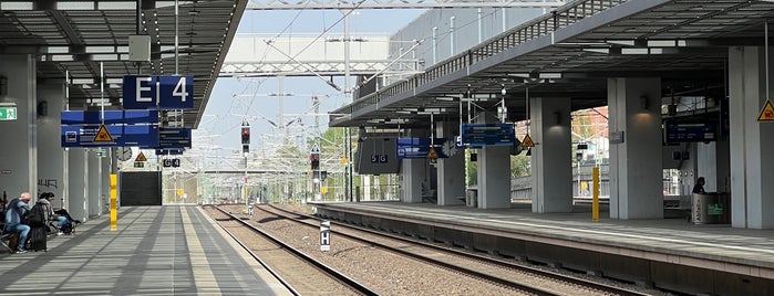 Bahnhof Berlin Südkreuz is one of Faves.
