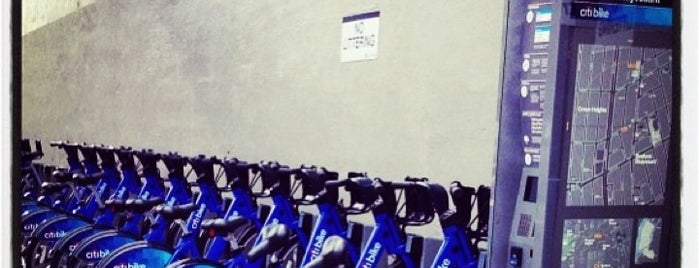 Citi Bike Station is one of Albert'in Beğendiği Mekanlar.