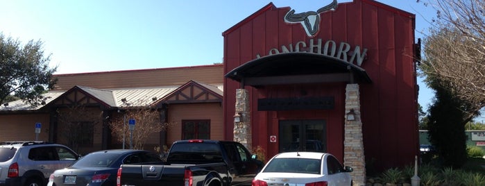 LongHorn Steakhouse is one of Tempat yang Disukai Justin.