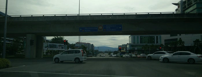 Wawasan Traffic Intersection / Flyover is one of Road.