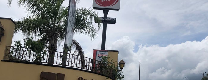 Pizza Hut is one of restaurantes.