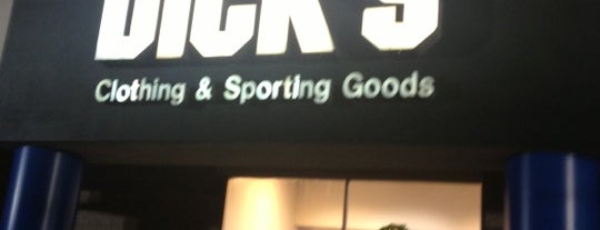 DICK'S Sporting Goods is one of Lugares favoritos de Caio.