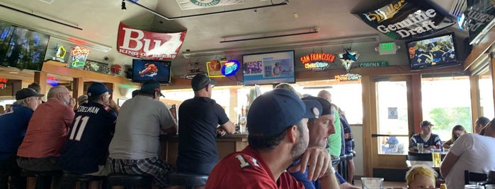 Beeb's Sports Bar and Grill is one of Fly-in lunch spots.