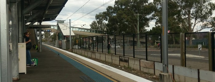 Platforms 1 & 2 is one of Sydney Trains (K to T).