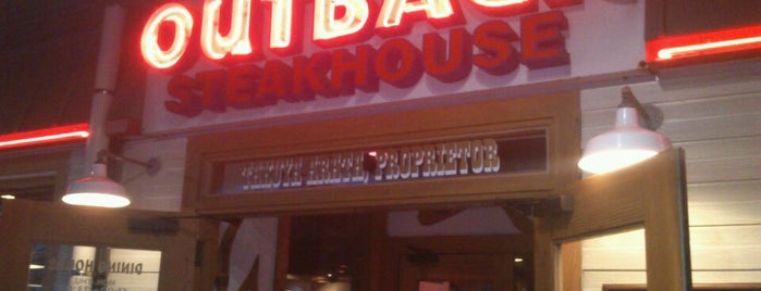 Outback Steakhouse is one of Yongsukさんのお気に入りスポット.