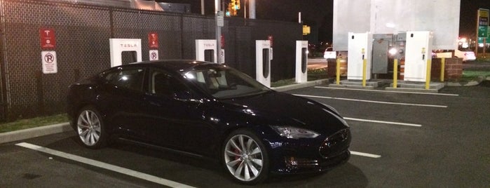 Tesla Supercharger is one of Lieux qui ont plu à Tanya.