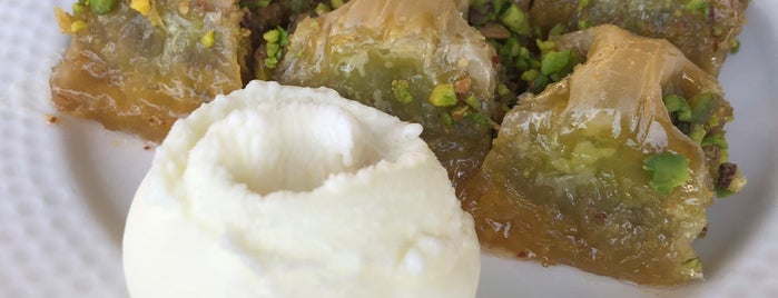 Mikailoğulları Baklava & Çiğ Köfte is one of ALIŞVERİŞ MERKEZLERİ.