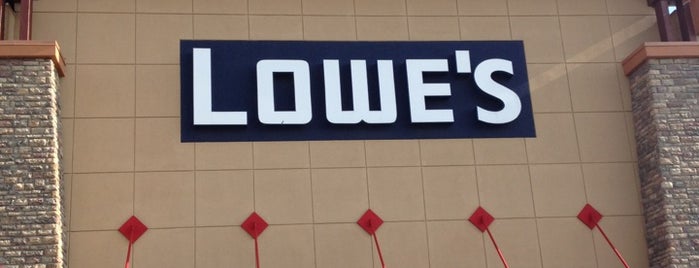 Lowe's is one of Locais curtidos por Diane.
