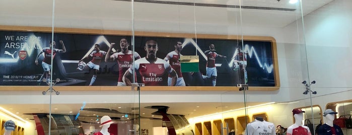 Emirates Official Store is one of สถานที่ที่ Mark ถูกใจ.