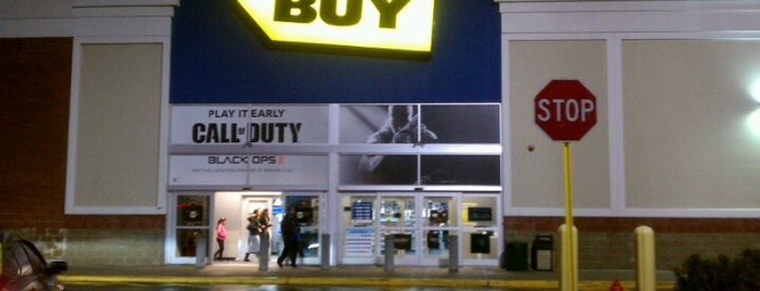 Best Buy is one of Tempat yang Disukai Cristiano.