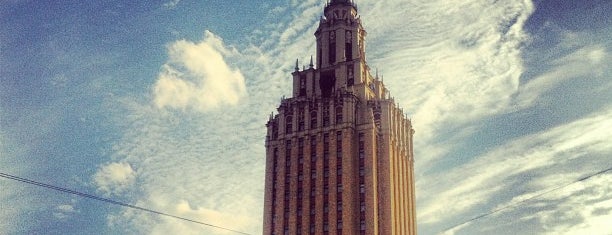 Hilton is one of สถานที่ที่ P.O.Box: MOSCOW ถูกใจ.
