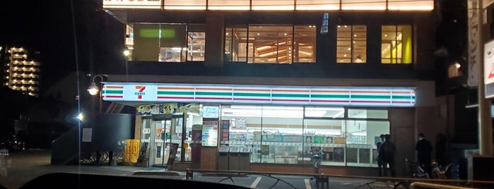 7-Eleven is one of コンビニ.