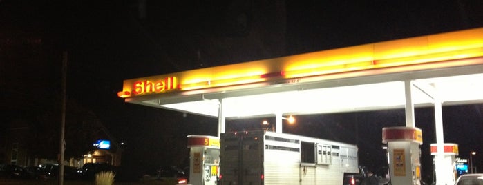 Shell is one of สถานที่ที่ Rahul ถูกใจ.