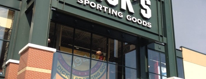 DICK'S Sporting Goods is one of สถานที่ที่ Alex ถูกใจ.