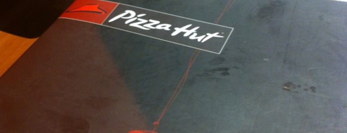 Pizza Hut is one of estive aqui....