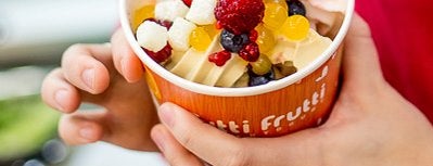Tutti Frutti Frozen Yogurt is one of Posti che sono piaciuti a Tiffany.