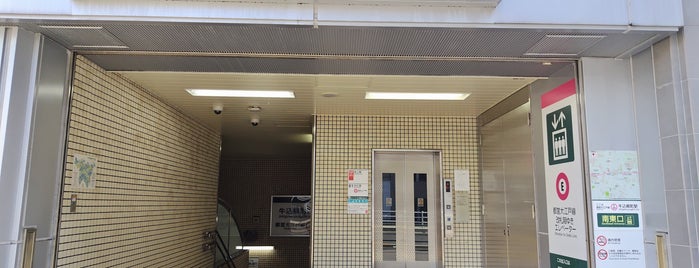 Ushigome-yanagicho Station (E04) is one of 都営地下鉄 大江戸線.